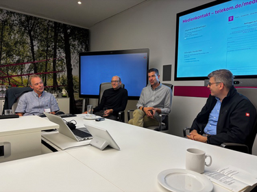 v.l.: Steffen Heinze, Stv. BJV-Vorsitzender. Hans-Peter Diewald, Head of Network Operations Center (MSMC) Deutsche Telekom Technik GmbH. Maik Exner, Unternehmenssprecher Deutsche Telekom AG. Philipp Schindera, Leiter Unternehmenskommunikation DT