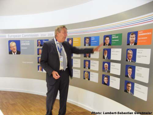Einführung in die Rolle der Europäischen Kommission: Henning Schoppman vom Besucherdienst stellt die Mitglieder der Kommission vor und erläutert ihre Aufgaben.