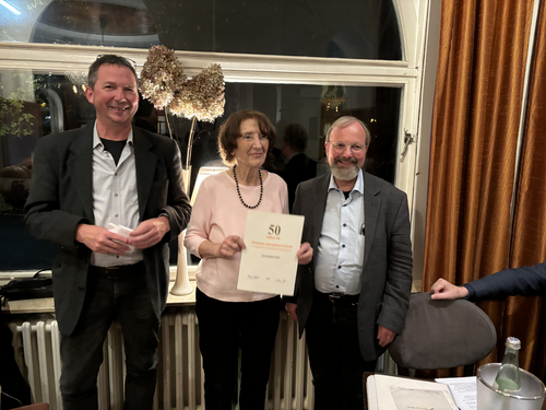 Jubilarin Doris Gothe (Mitte) mit Stefan Lenz (li) und Lambert-Sebastian Gerstmeier (re)