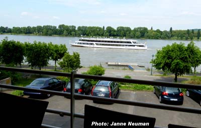 Ausblick vom Bootshaus auf den Rhein