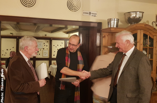 Peter Quay (re.) wird für 50 Jahre Mitgliedschaft im DJV geehrt.