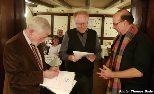 Ian P. Johnson (Mitte) erhält die Urkunde für 25jährige DJV-Mitgliedschaft.
