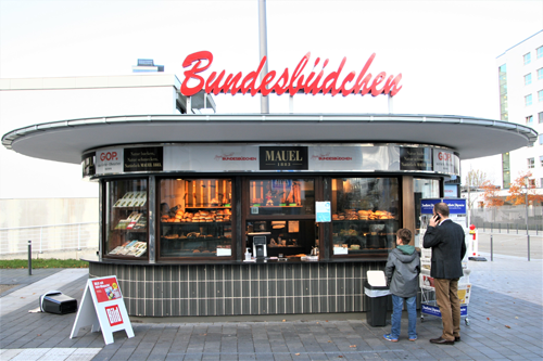 Symbol für das alte und das neue Bonn: Das wieder aufgebaute Bundesbüdchen.